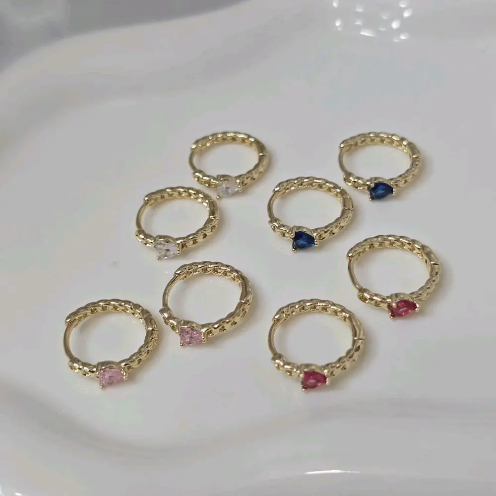 Minis argollas doradas tejidas con corazones de diferentes colores . Perfectas para niñas. Laminadas de alta calidad