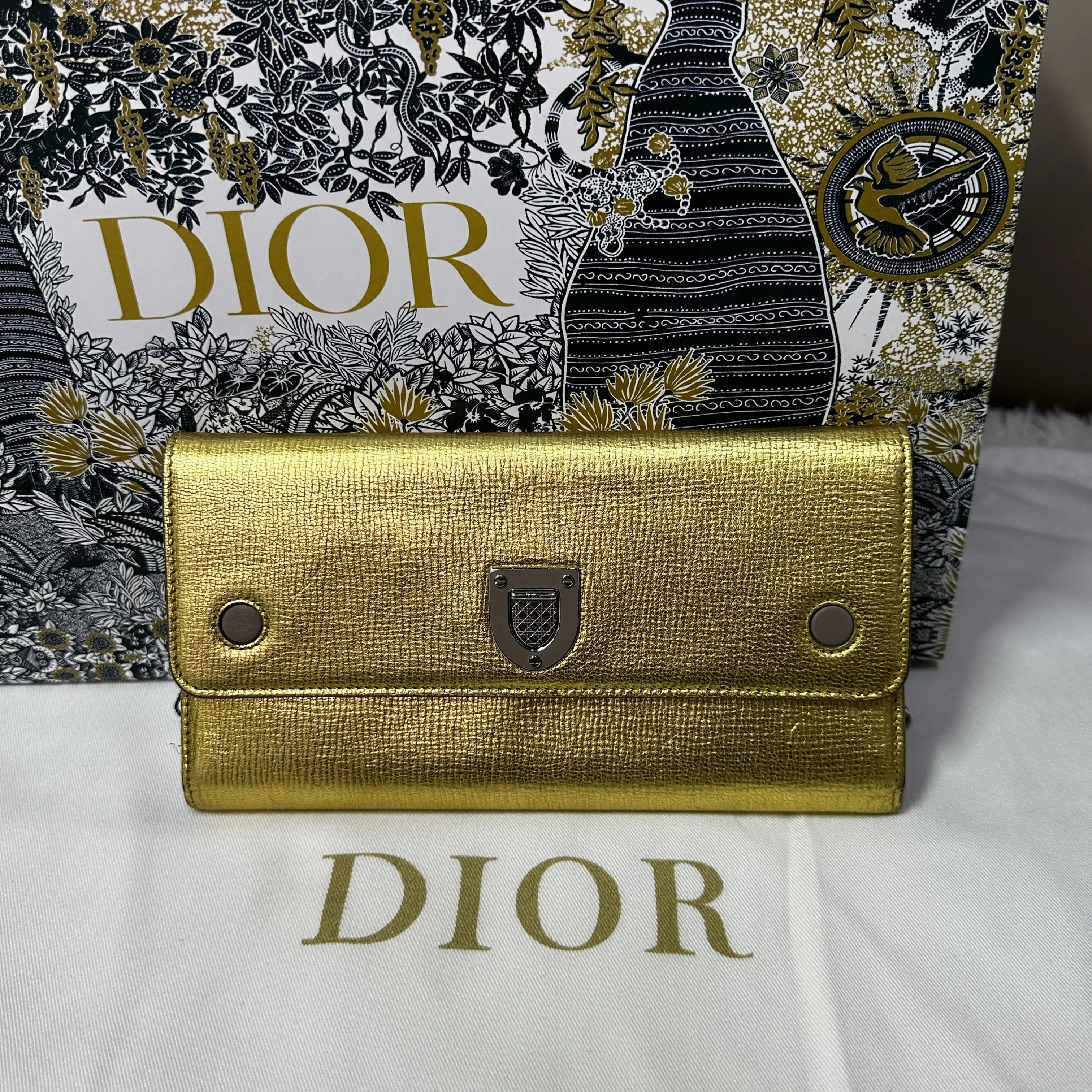 Pre-owned france Clutches & Wristlets Dior shield gold (SZ 58010 )