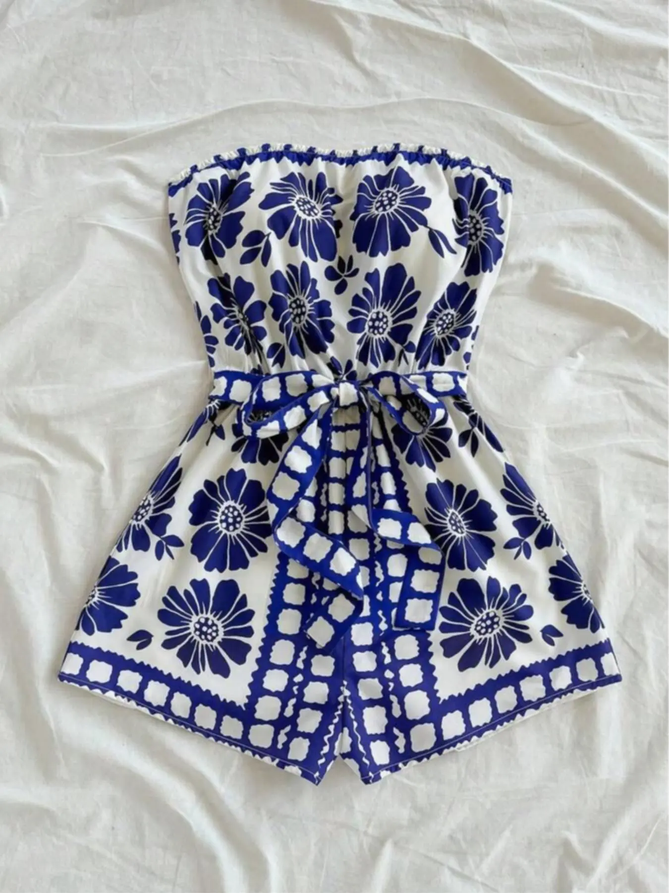 Women's All-Over Floral Print Knot-Front Tube Romper, Casual Sleeveless Strapless Belted Chic Romper for Summer, Fashion Women's Clothing for Beach Holidays and Vacations, Womenswear