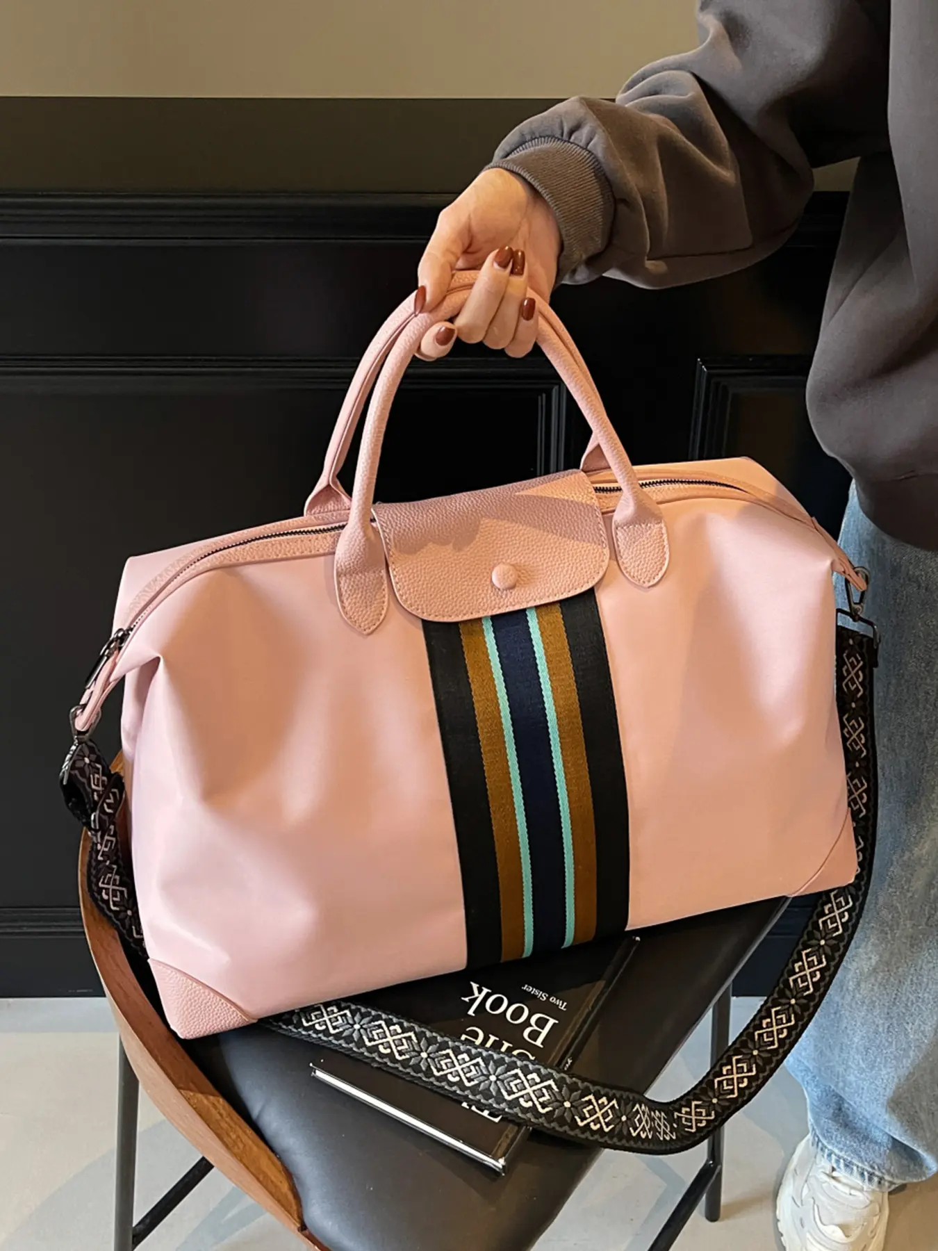 Large capacity travel tote bag, Travel Duffel Bag, Lightweight weekender bag, lightweight handbag with zipper closure, suitable for college students, campus business trips, fitness