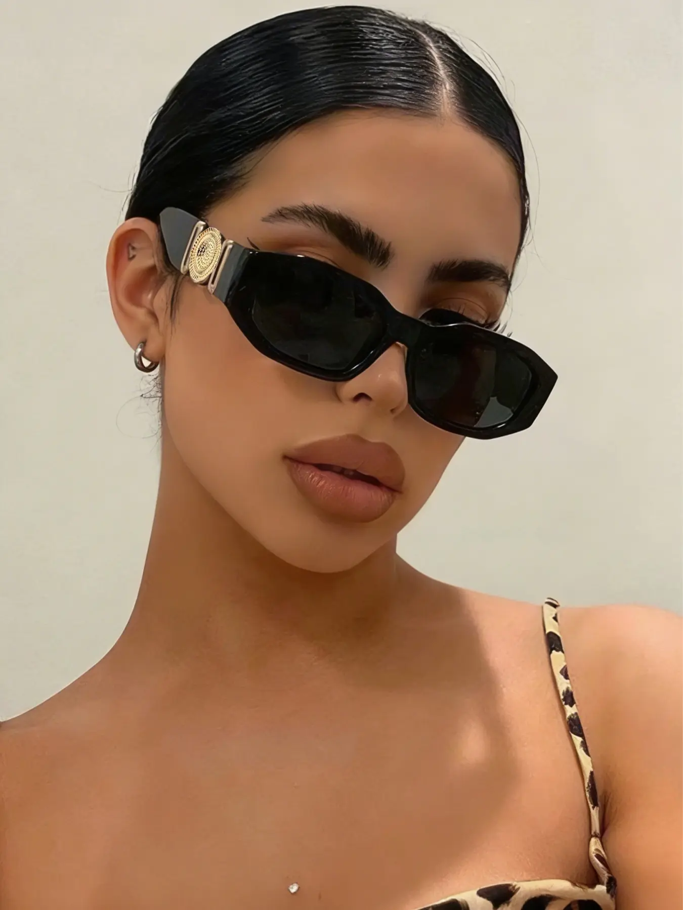 1pc Full Frame Geometric Retro Glasses, Geometric Pattern Small Square Women's Glasses, Ideal for Daily Wear and Travel, Trendy Beach Eyewear, Trendy Frames Sunglasses, Square Sunnies, Trendy Square Sunglasses