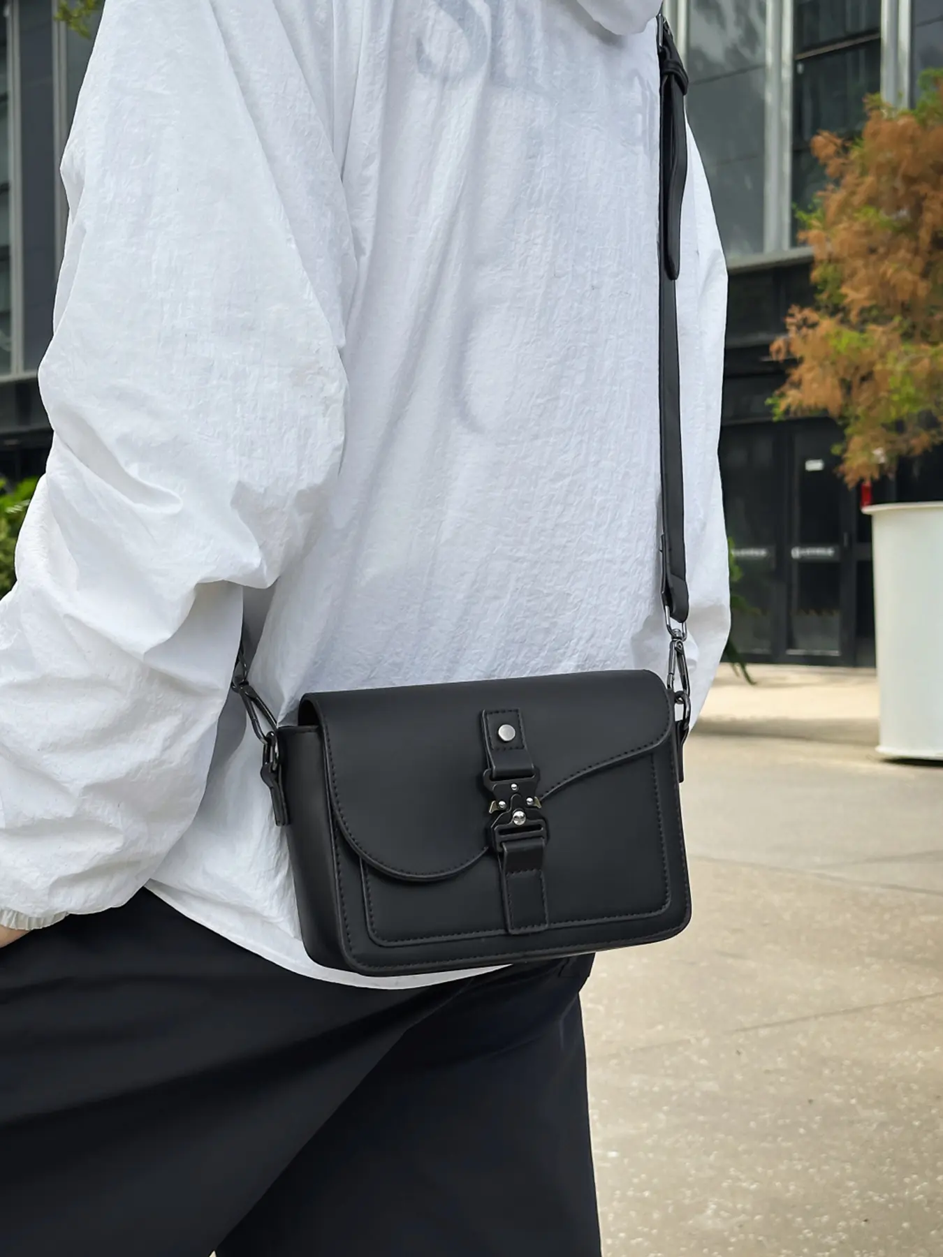 1pc Men's crossbody bag, Commuter crossbody bag, solid color, single shoulder bag with flip cover, casual and simple, suitable for students' campus travel, work commuting, shopping and dining, Cross body bags