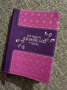 Girls' 365 Days to Knowing God Guided Daily Devotional Journal - Carolyn Larsen, Luxleather Cover, Little Girls Bible Storybook, Bible Study & Literature & Art Book, Guided Journal