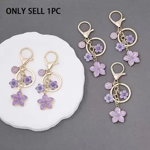 1Pc Women's Initial Floral Pattern Keychain - Gold Tone Purple Flowers, Lobster Clasp Design, Bag and Key Charm, Valentine's Day Gift, Everyday Special Occasion Single Ring Pendant, Fashion Accessory, Decorative Bead Detail, Fashionable Alloy Keychain