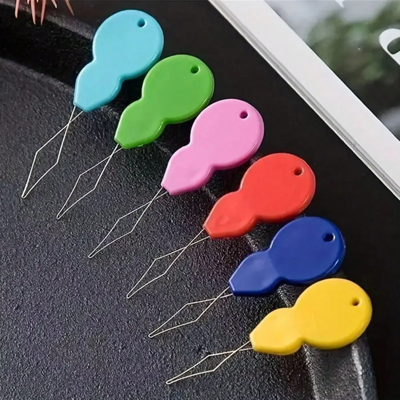 9pcs Random Color Home Needle Threader, Fast Sewing Tool for Seniors, Quick Needle Threading Device, Essential Sewing Accessory