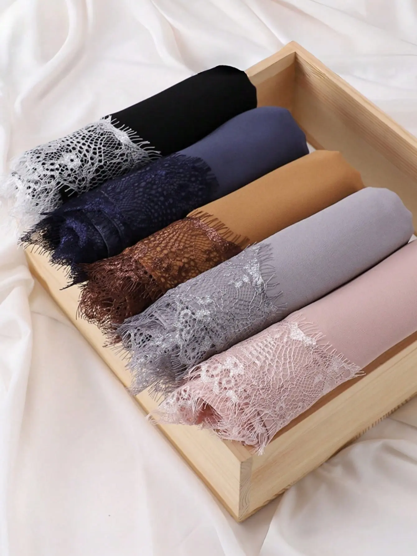 Elegant Chiffon Headscarf with Lace Trim for Muslim Women, Breathable All Seasons Shawl with Amazing Drape for Casual Wear, Commute, Daily, Scarf Style, Female