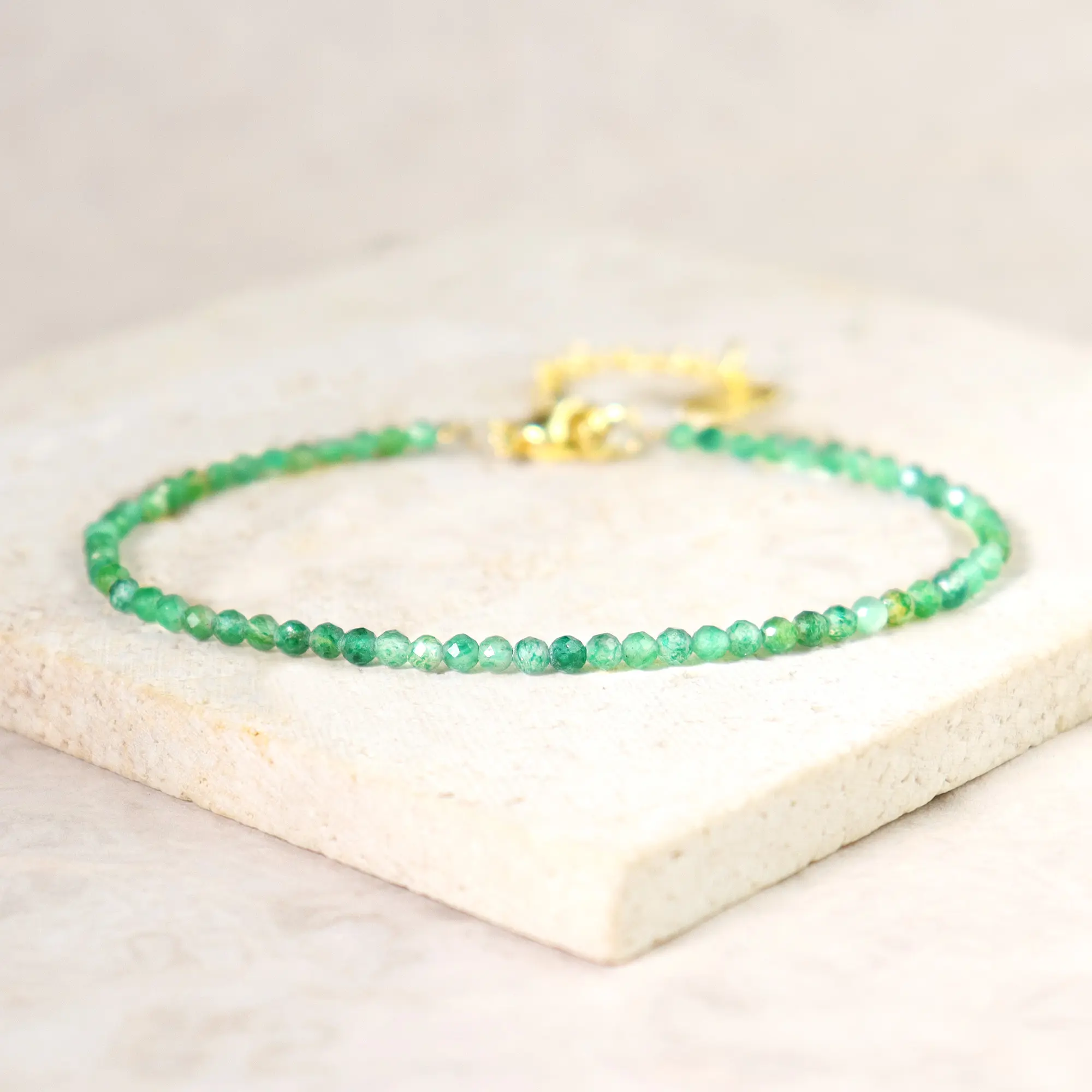 Natural Green Emerald Stone 2.5mm Tiny Beads Crystal Healing Charka Crystal Dainty Gold-Plated Chain Minimalist Bracelet Gift for Women