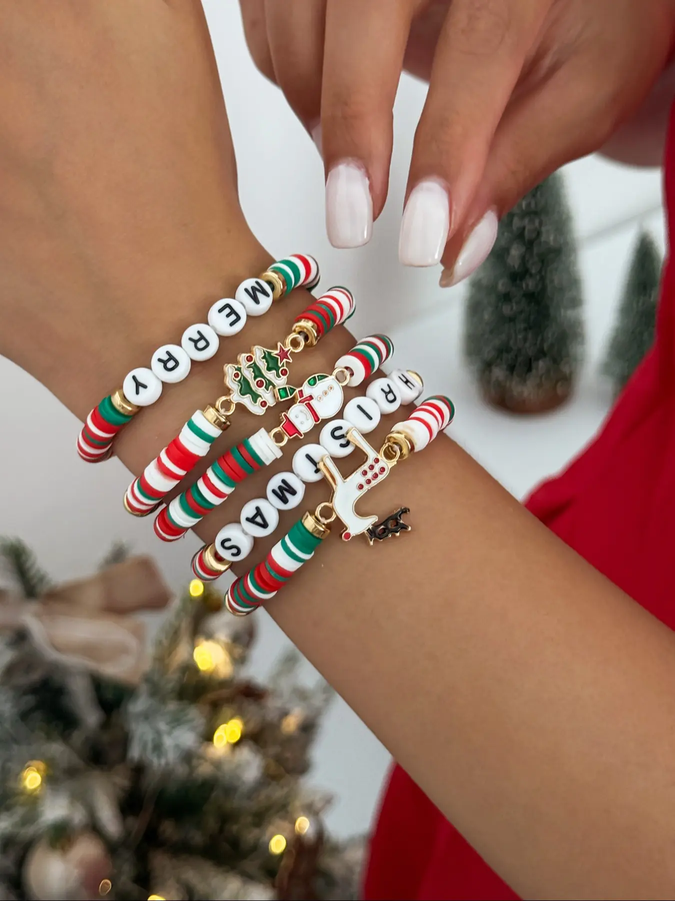 Women's Christmas Party Mixed Color Soft Clay Bracelet Set, Fashionable Holiday Atmosphere Oil-Dipped Santa Bell Pendant Bracelets