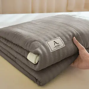 1pc Lightweight cooling Summer quilt - ultra soft summer cooling blanket, Suitable for Hot Sleepers, Skin-Friendly Polyester, Machine Washable, Suitable for Bedroom, Living Room, Guest Room, All-Season to Use