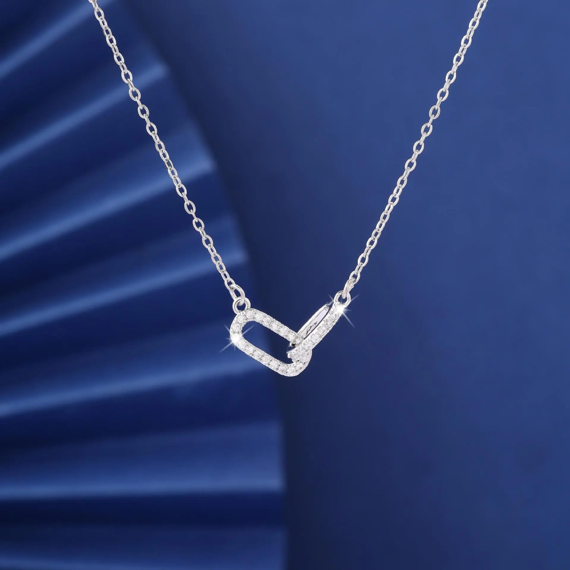 Double-ring geometric collar chain - simple interlocking necklace with rings connecting each other