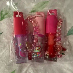 Lip Glosses Set with Beaded Keychains in Vibrant Colors for Stylish Lip Care
