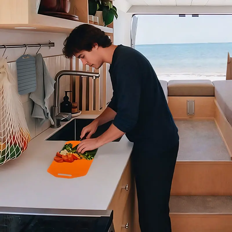 A must for camping/picnicking! Folding silicone cutting board, kitchen storage artifact, can be rolled up and put away, portable and does not take up space, can be bent and easy to clean silicone cutting board