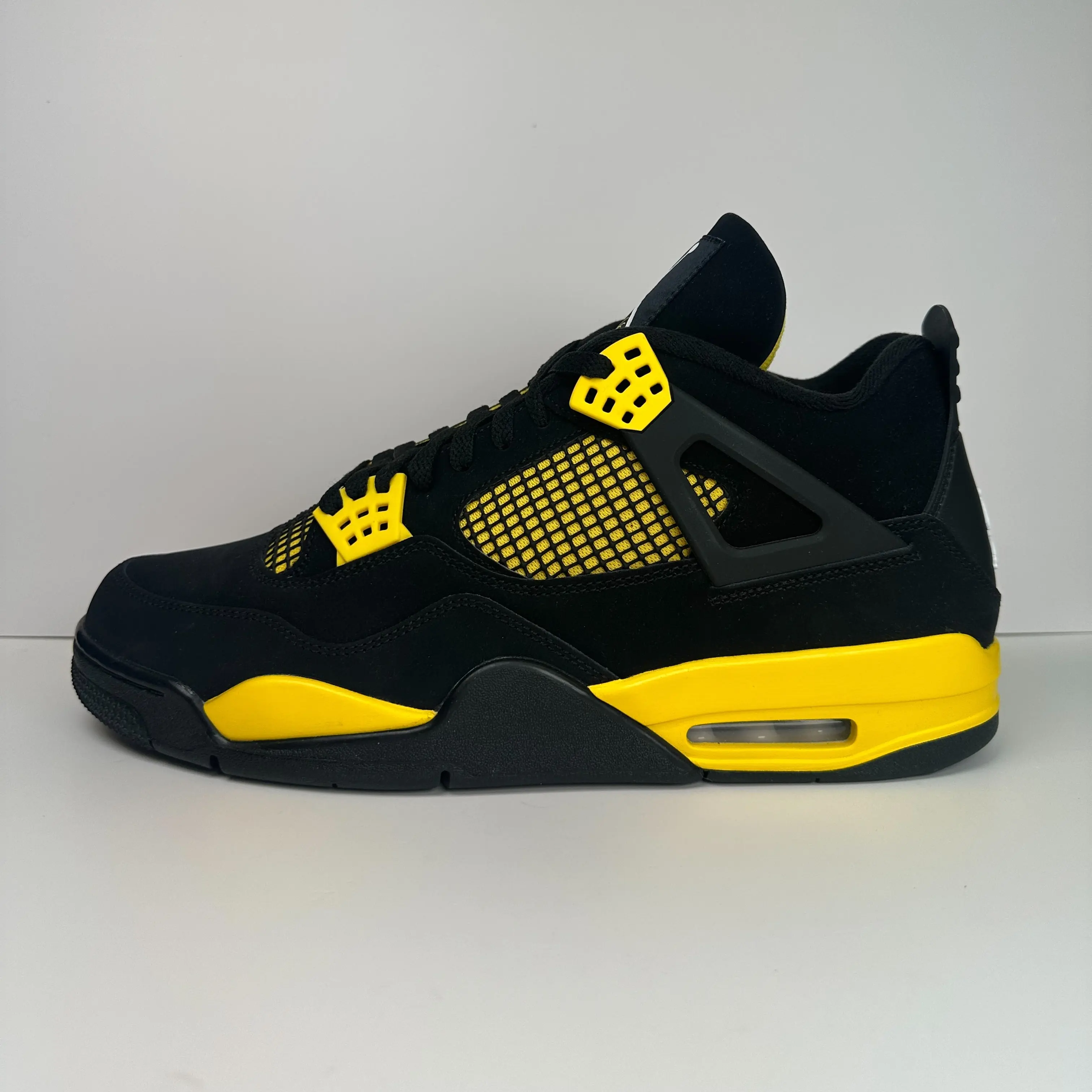 Pre-Owned Nike Air Jordan 4 Yellow Thunder 2023 DH6927-017 Classic 4 Silhouette Sports Sneakers - Black & Yellow, Durable Materials, Air Cushioning Comfort, Impact Protection