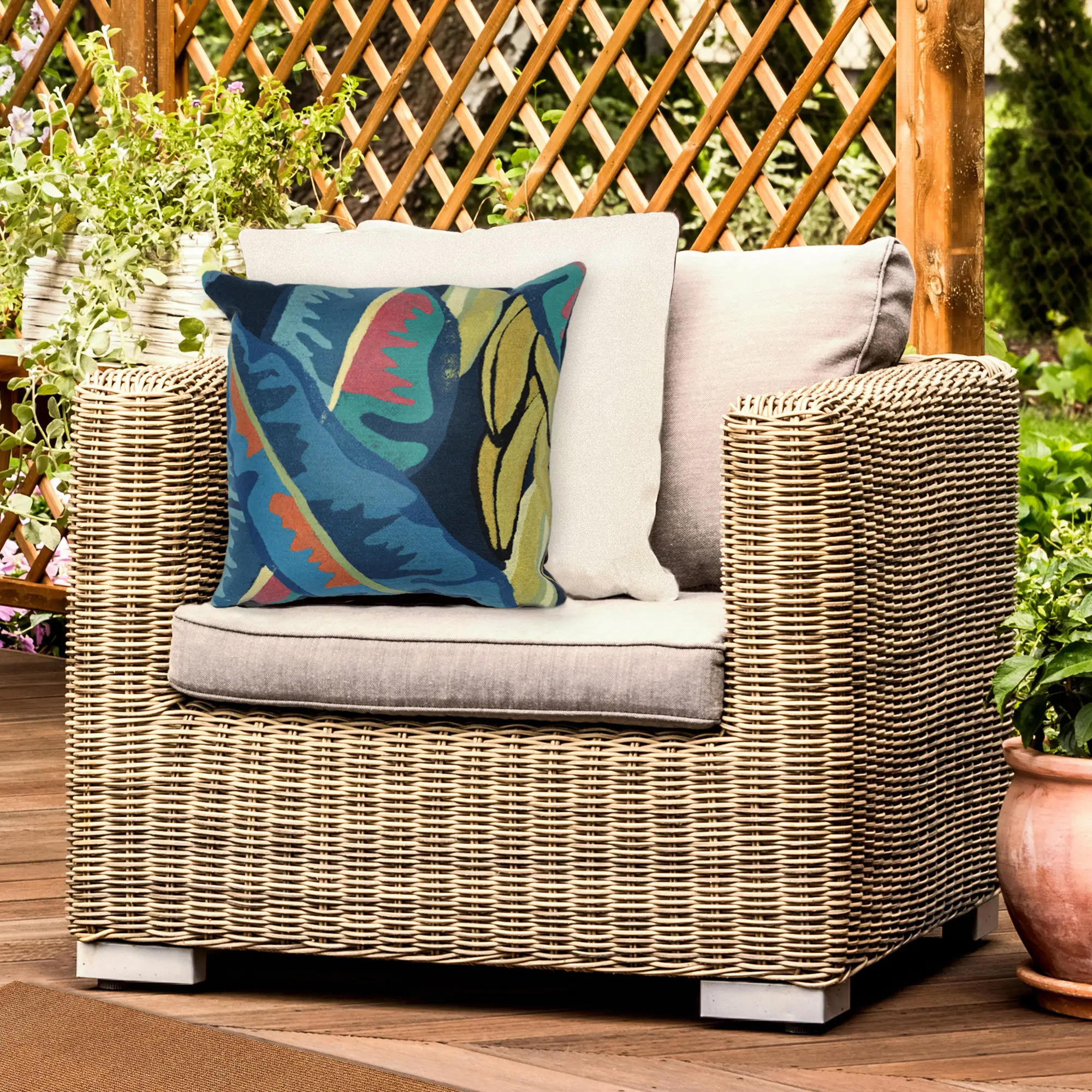 Lush Decor VISIONS III Handmade Indoor/Outdoor Accent Pillow - Contemporary Graphic Banana Plant Art Print, Outdoor Cushions for Patio Furniture, Creative Decorative Cushion for Sofa, Cushions For Sofa