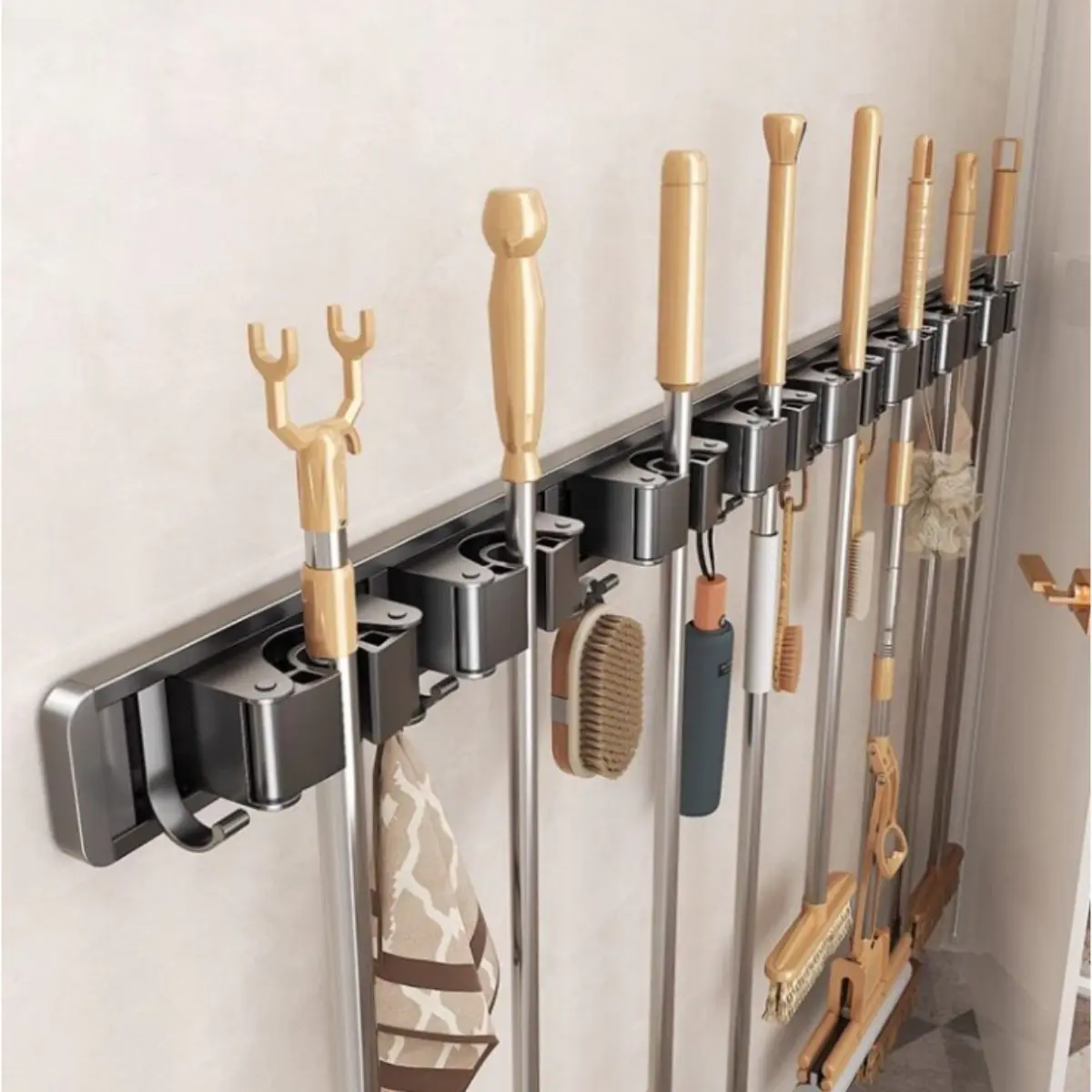 A sturdy metal mop, vacuum cleaner and broom holder, easy to install and requires no drilling. This robust storage rack comes with adjustable hooks and is wall-mounted. Suitable for homes, kitchens, outdoor gardens, bathrooms, laundries and garages