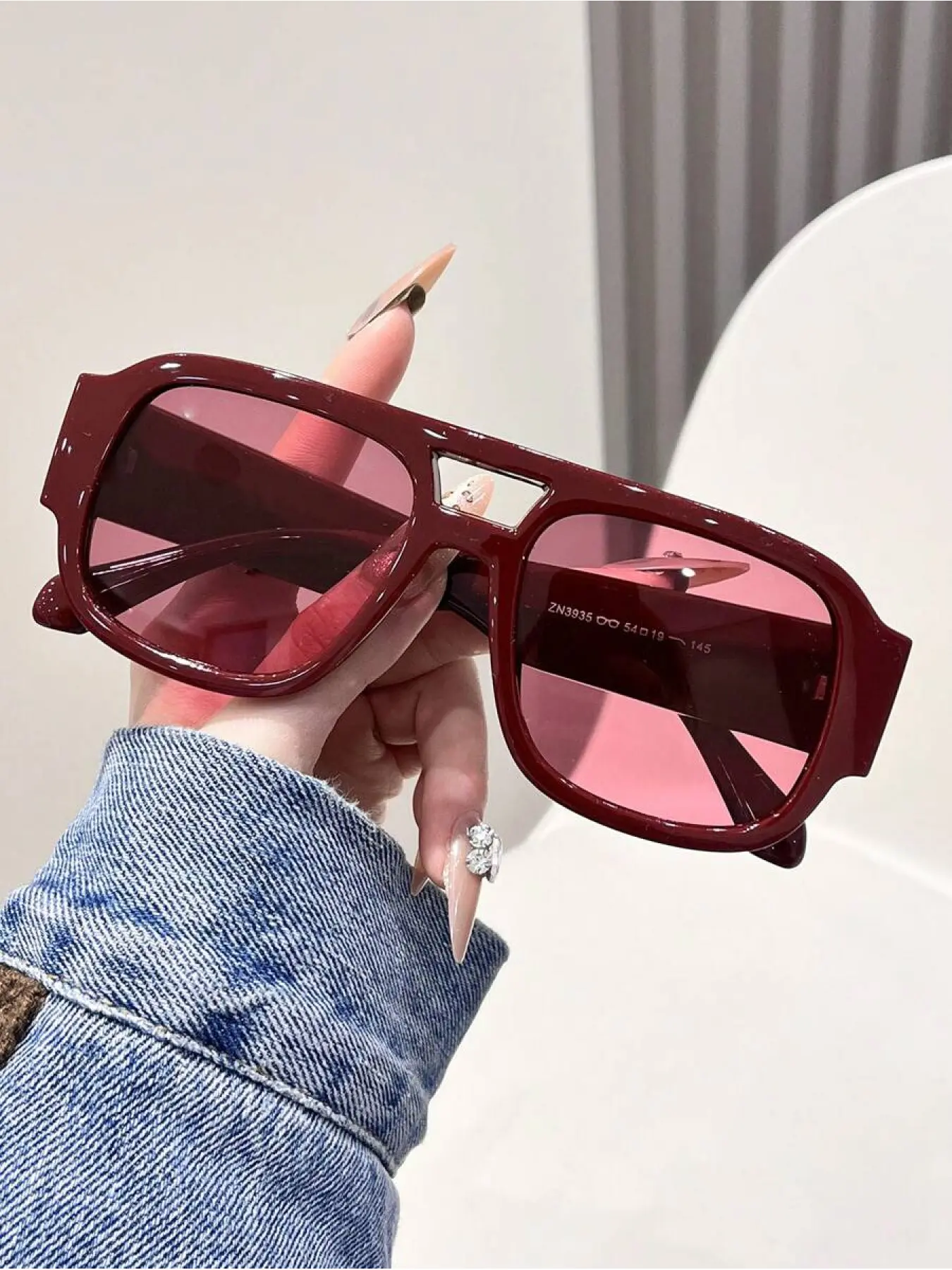 A Pair Of Red-Framed Fashionable Sunglasses For Women, Fashionable Beach Accessories, Summer Sunglasses, Casual Style, Oversized Pilot Frame, Outdoor Wear, Back-To-School Outfit, Trendy Sunglasses