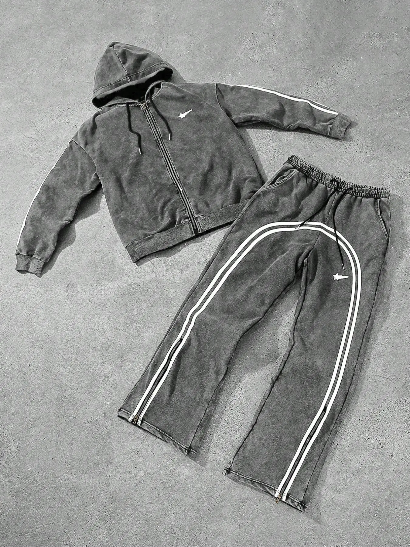 Two street-style sweatshirt sets, Loose tracksuit for men, Casual Sporty Set, with loose design and pockets, cotton fabric and washable, suitable for casual sports and daily wear