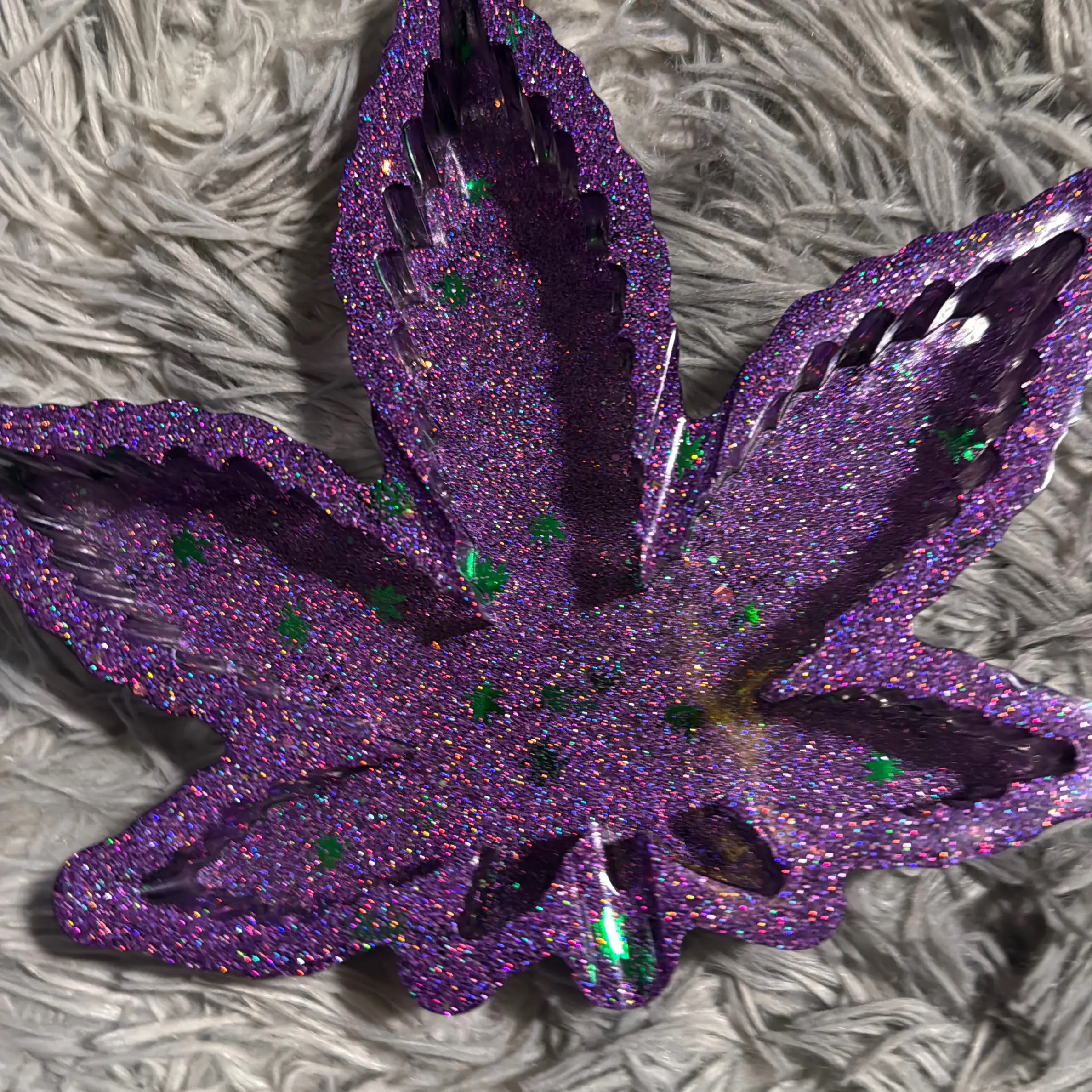Stoner Polyresin Ashtray Freestyle Modern Design Built-in Rests Leaf Shape Ashtray for Modern Decor Lighter Purple