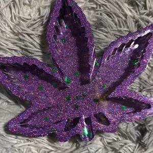 Stoner Polyresin Ashtray Freestyle Modern Design Built-in Rests Leaf Shape Ashtray for Modern Decor Lighter Purple