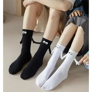 1 pairs of couples holding hands socks big eye magnet socks absorb sweat anti-odor mid-calf socks