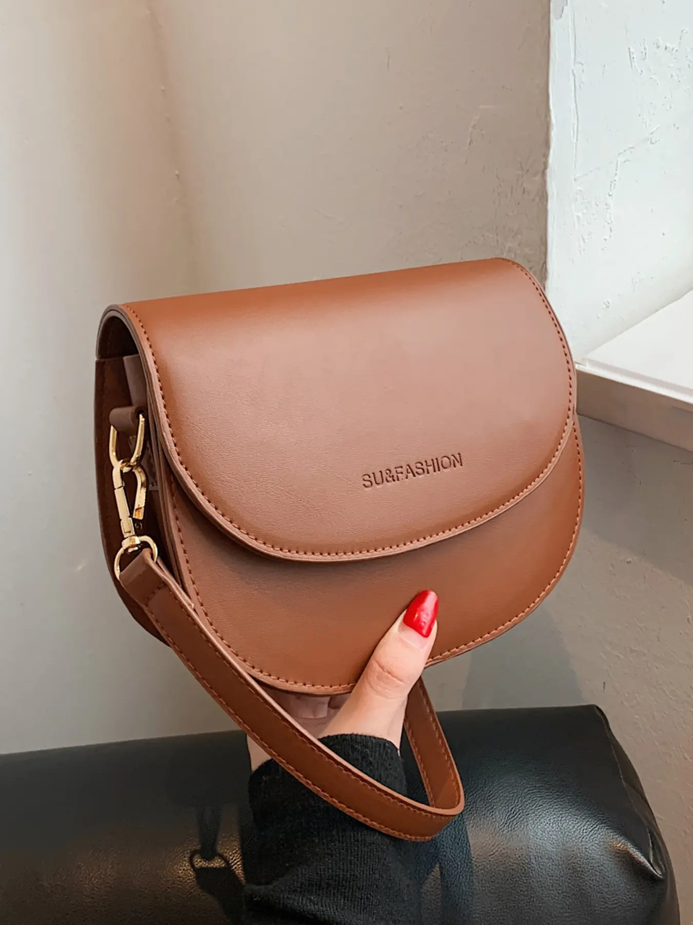 Simple solid color retro saddle bag, metal buckle embellished handheld shoulder crossbody bag, casual and versatile with multiple colors, niche design suitable for daily commuting, shopping, Casual crossbody bags
