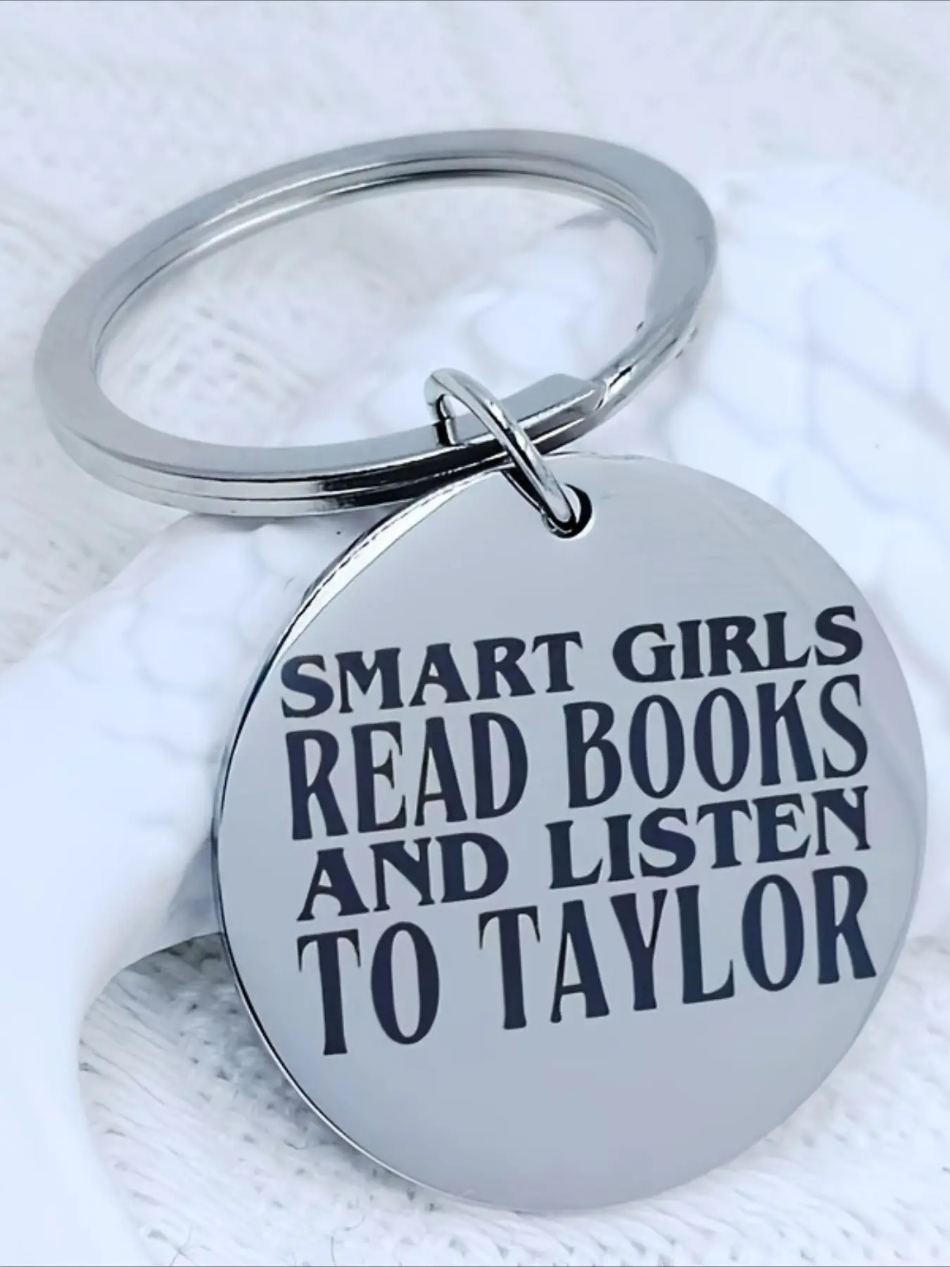 1 stainless steel circular Keychain, engraved "Read smartly, listen to Taylor", ideal gift for Taylor & reading fans, perfect for birthdays & New Year, suitable for men & women, Metal keychains