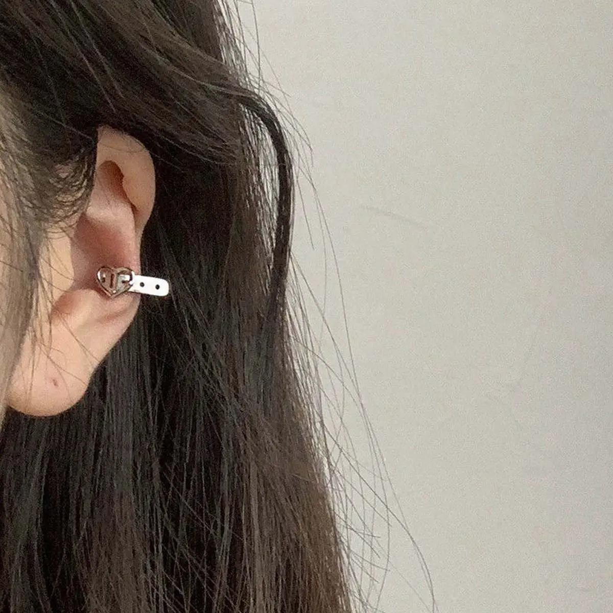 Heart-shaped ear clip personality, versatile, fashionable, high-end design, no piercing ear bone clip