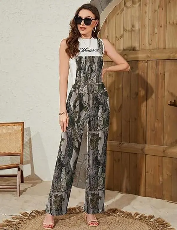 Yuanbang Camo Overalls for Women Loose Fit Fashion Jumpsuits Straight Leg Pants Camouflage Bibs Coveralls Hunting Clothes Fall Winter Sleeveless Strap Style Below the Ankle High-Waisted Design with Adjustable Straps and Five Pockets