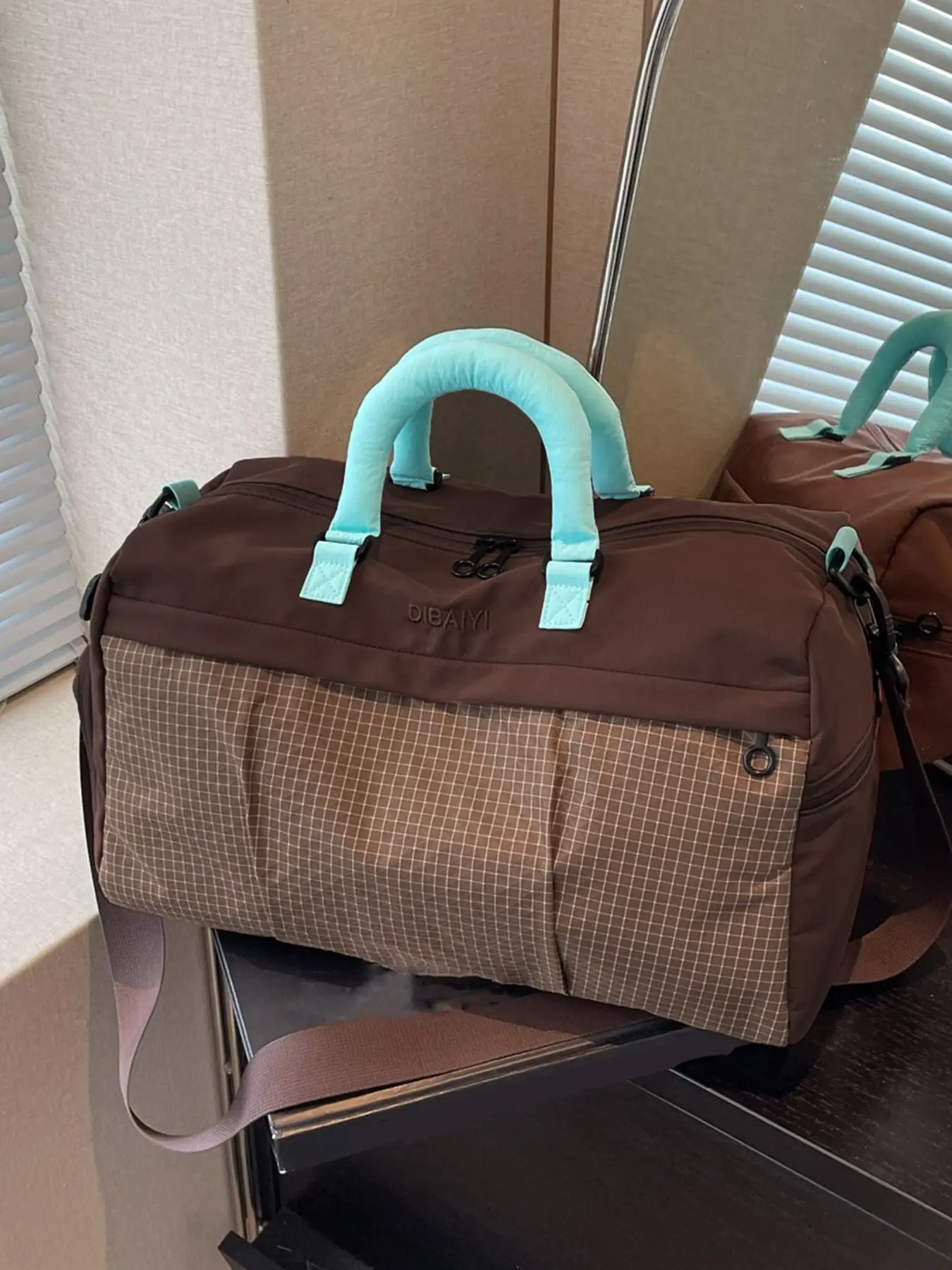 Elegant women's bag with a casual and personalized design, a travel bag with large capacity and multiple pockets for storage, adjustable wide shoulder straps, and versatile texture, suitable for business trips, travel, and fitness, Travel Duffle Bag