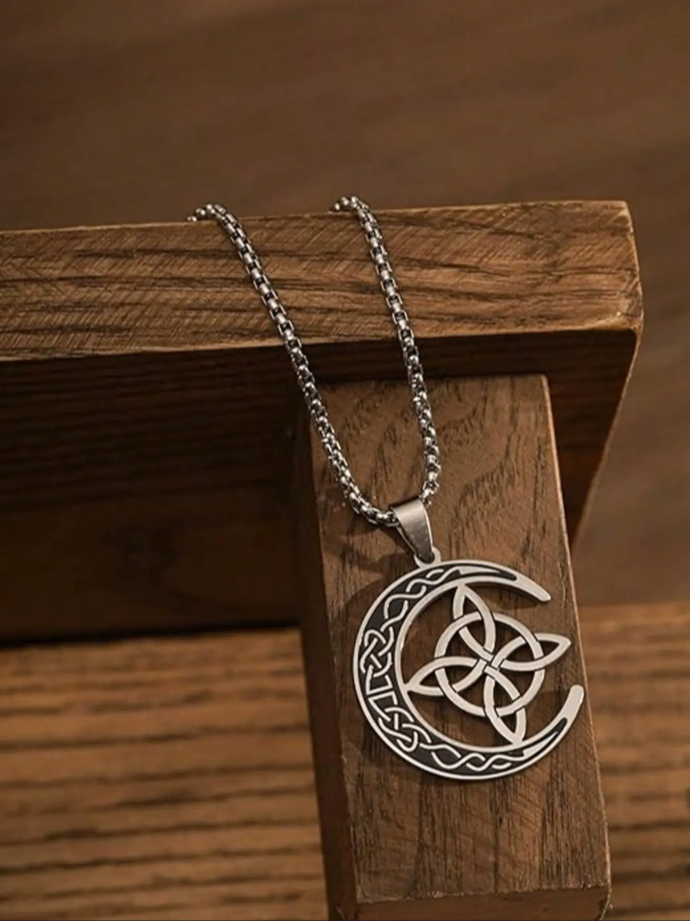 New Moon Celtic Irish Knot Necklace Jewelry Design Moon Motif Stainless Steel Witch Moon Amulet Protection Chain Halloween Party Gift Witches Knot Necklace