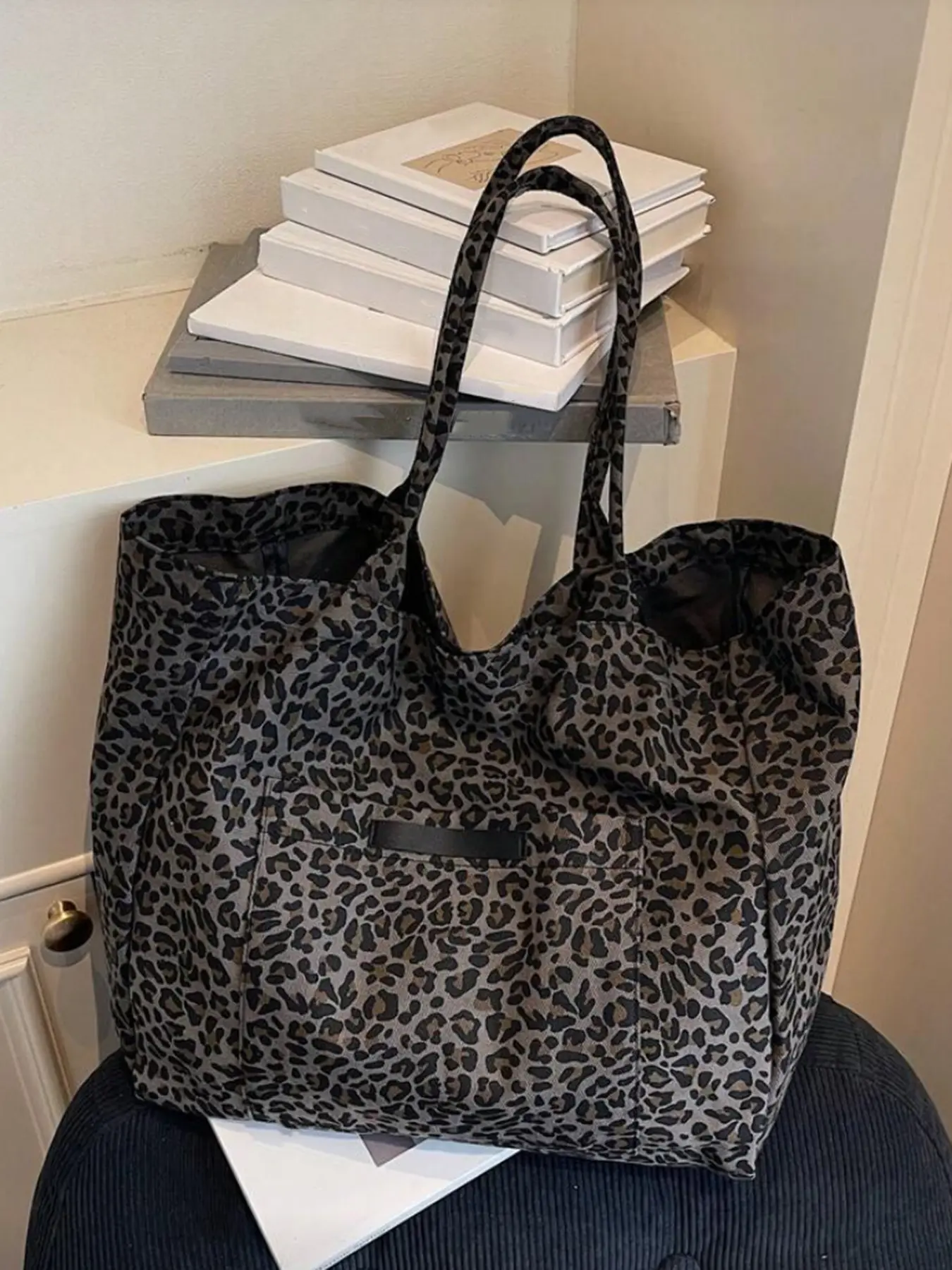 Retro simple leisure one-shoulder tote bag, Vintage shoulder bag, casual shoulder bag, niche design leopard print Leopard Pocket one-shoulder bag, light daily one-shoulder slung, classic leopard print suitable for student parties, shopping