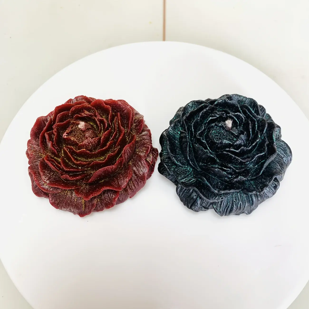 Two piece set of romantic candles, low calorie soy candles, aromatherapy candles, and candles containing golden powder peony flowers Home Fragrance Decoration