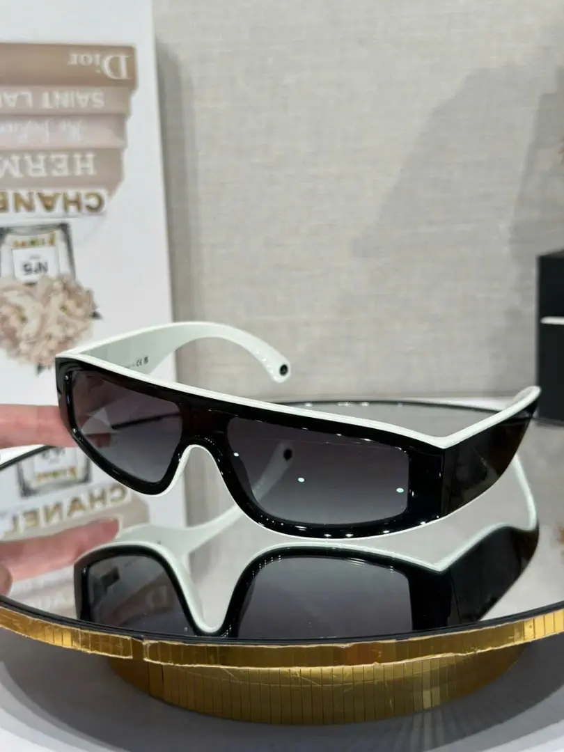 Women's Oval Sunglasses Black Thick Frame UV400 Vintage Retro Fashion Designer Inspired Luxury Eyewear for Daily Wear
