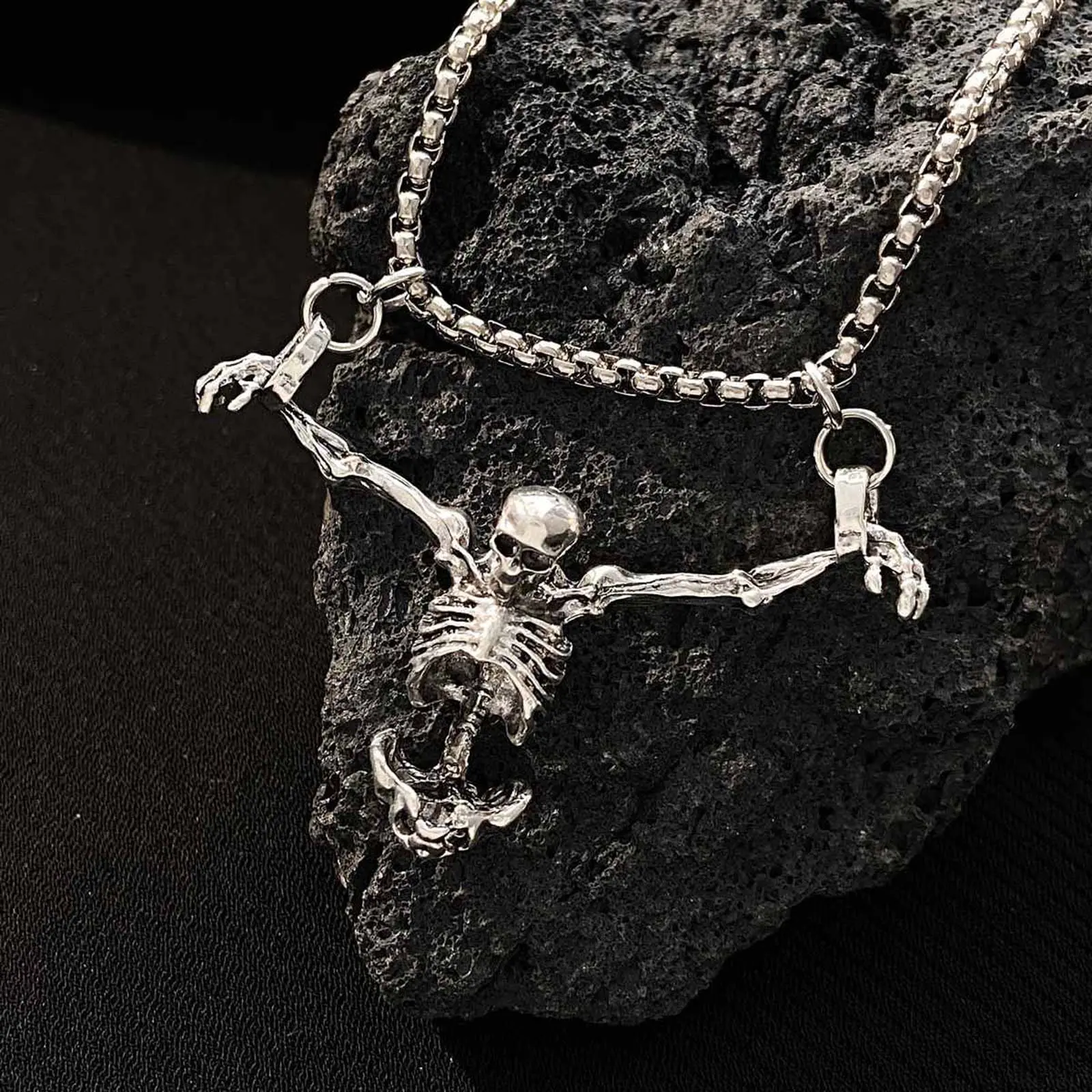 Halloween Skull Head Necklace Party Jewelry for Men and Women Halloween Skull Head Necklace Party Jewelry for Men and Women