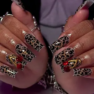 24 pcs of medium-length square press on nails gift box autumn and winter retro amber leopard 3D three-dimensional red cherry orange smudged gold branches sweet spicy cheetah sexy incarnation gift, party portable fake nails with jelly glue, Nail Kit Set