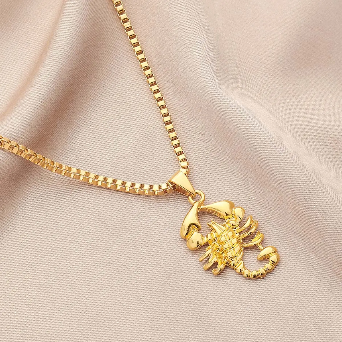 Niche hip-hop creative scorpion necklace retro fashion personality dark domineering Halloween unisex jewelry