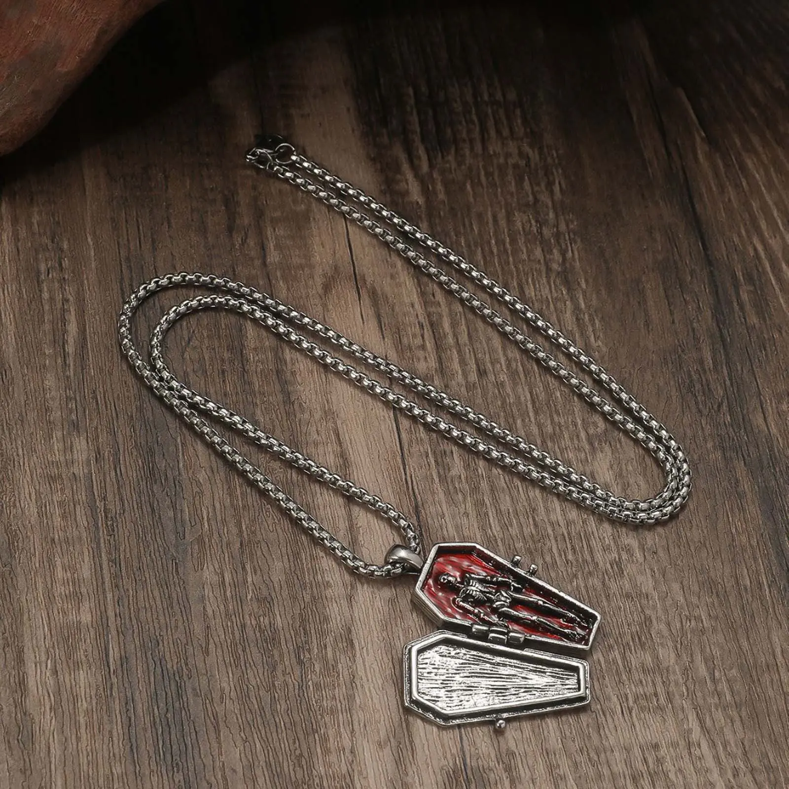 Edgy Gothic Pendant Necklace with Red Skull Detail, Retro Punk-Inspired Metal Jewelry, Unisex Statement Piece for Halloween & Daily Wear, Detailed Design, Adults, Metal Coating
