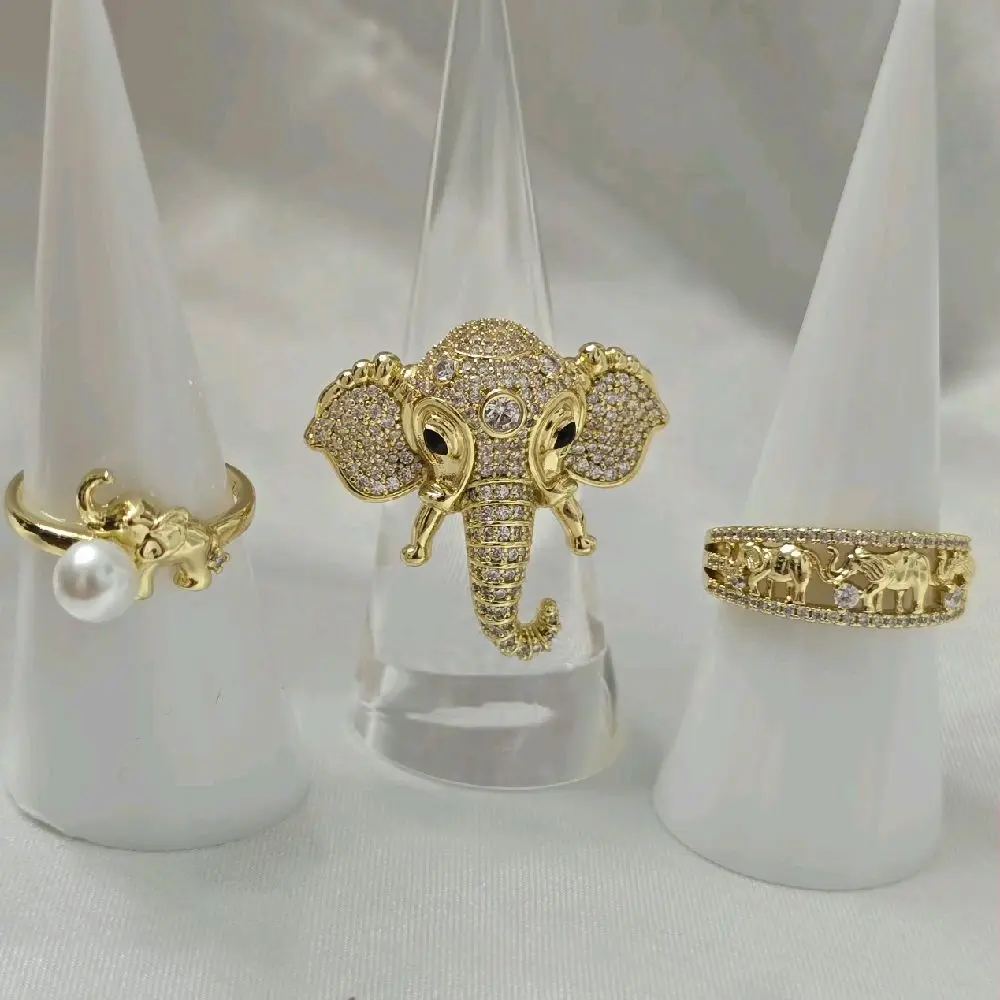Variedad de anillos de elefantes. Laminado de alta calidad