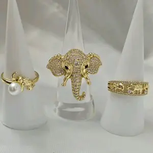 Variedad de anillos de elefantes. Laminado de alta calidad