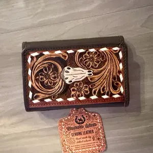Men’s wallet with tooling design