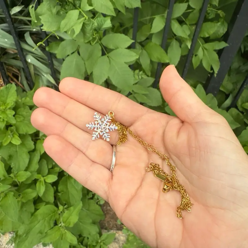 Necklaces Snowflakeske - Gold Chain Necklace with Snowflake Pendant as shown