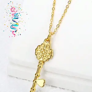 1pc Creative Golden Stainless Steel Key Shaped Women's Pendant Necklace, Made of Stainless Steel Material, Durable and Non Fading, with A Simple and Stylish Design, Suitable for Daily Wear, and Also The Best Holiday Gift for Girlfriends and Friends
