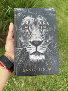Biblia RVR 1960 Letra Grande – Tapa Dura con León de Judá e Índice | Tamaño Manual (Spanish Large Print Bible)