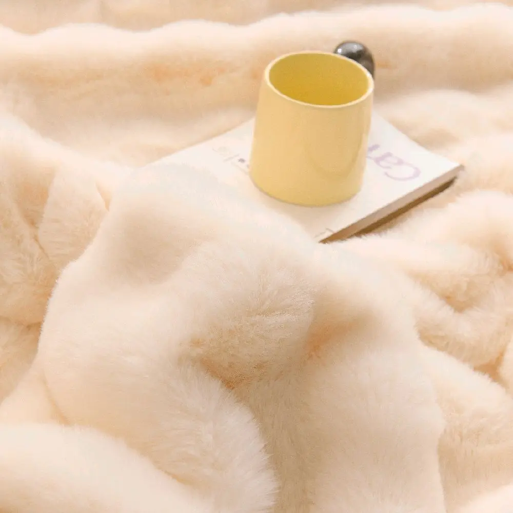 Nakiabeauty Home's faux fur Travel Companion blanket