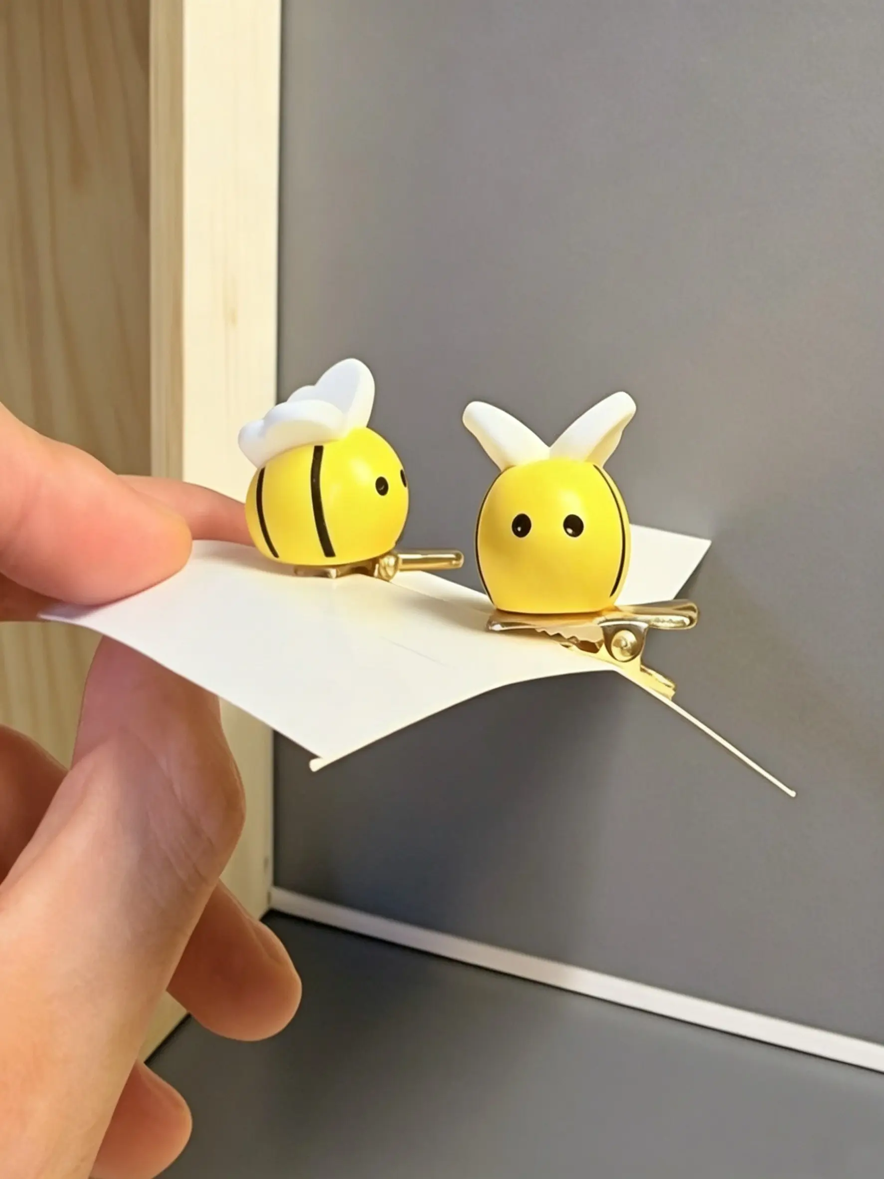2 Cute Cartoon Bee Hair Clips, Resin Material, Suitable for Various Hairstyles and Occasions, Perfect Accessory for Everyday Use, Playful Hair Clips, Fun Hair Clips, Fashion Hair Accessories