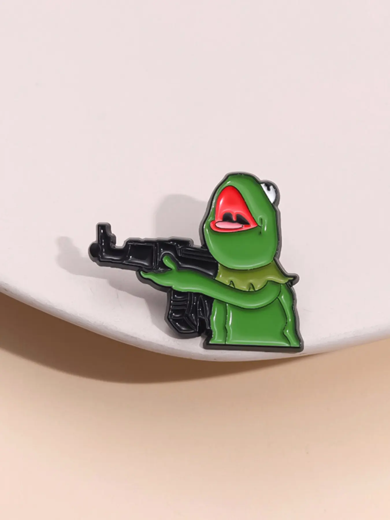 Funny Frog Gun Brooch Pin, Cartoon Humor Badge, Zinc Alloy Enamel Craft, Trendy Irony Accessory, Backpack Hat Decoration, Hat Pins