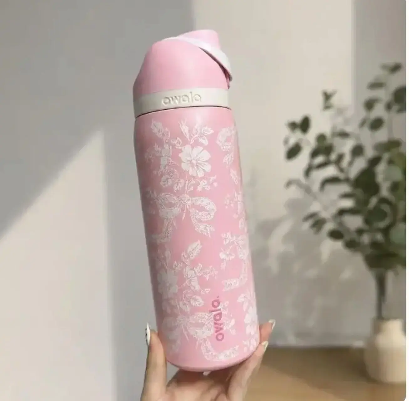 [NEW 2026] Owala FreeSip 32oz Pink Ribbon Toile UO Exclusive Water Bottle, Vacuum Insulated Stainless Steel Drinkware, Leak-Resistant Travel Cup, Gift