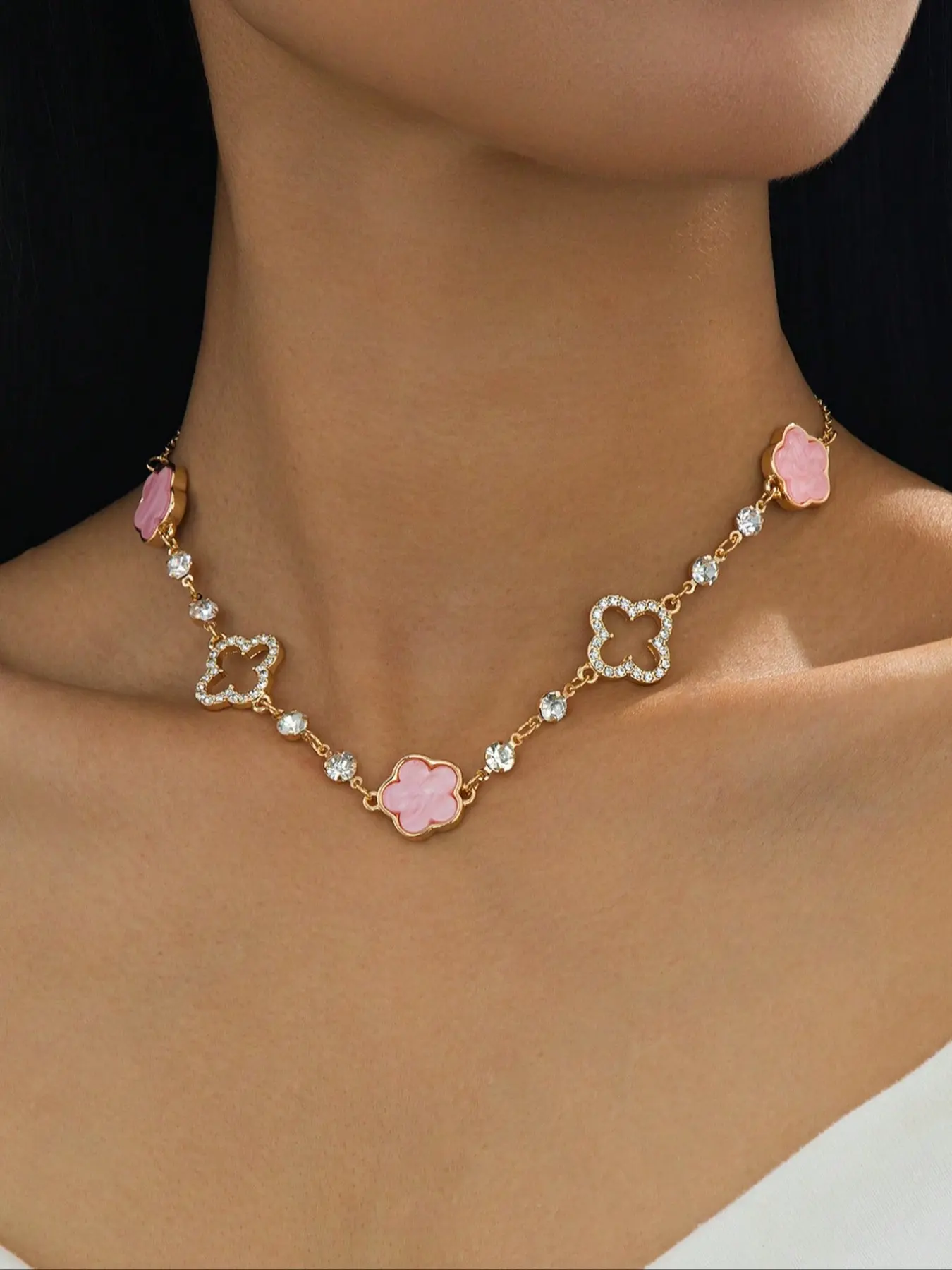 Elegant Five Leaf Clover Flower Pendant Necklace for Women, Romantic Sweet Luck Glass Hollow Out Design, Luxury High-End Jewelry Accessory, Bling Stylish Accessory, Chic Gorgeous Jewelry, Fashionable Accessory