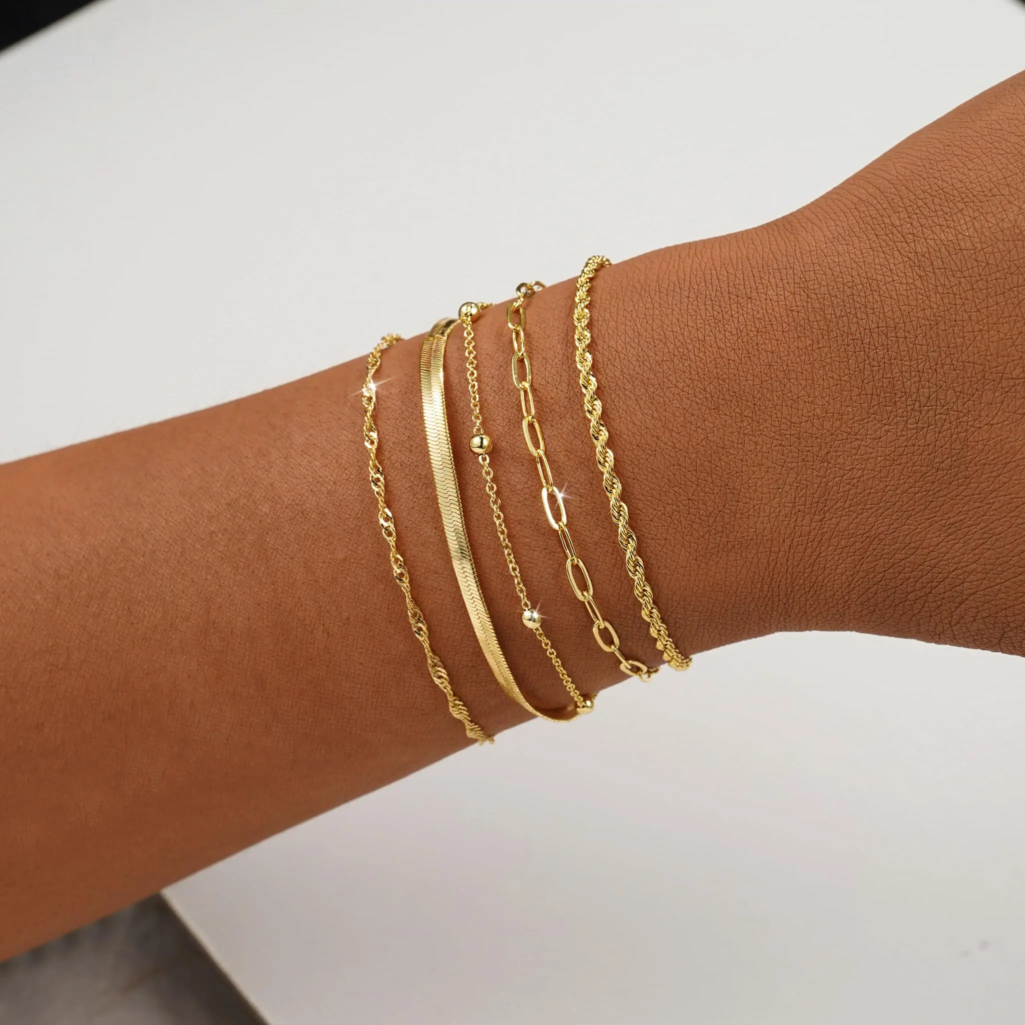 MuMu Golden Bracelets for Women, Elegant Adjustable Gold Plated Bracelet for Women, Trendy Minimalist Dainty Gold Bracelet for Everyday Wear