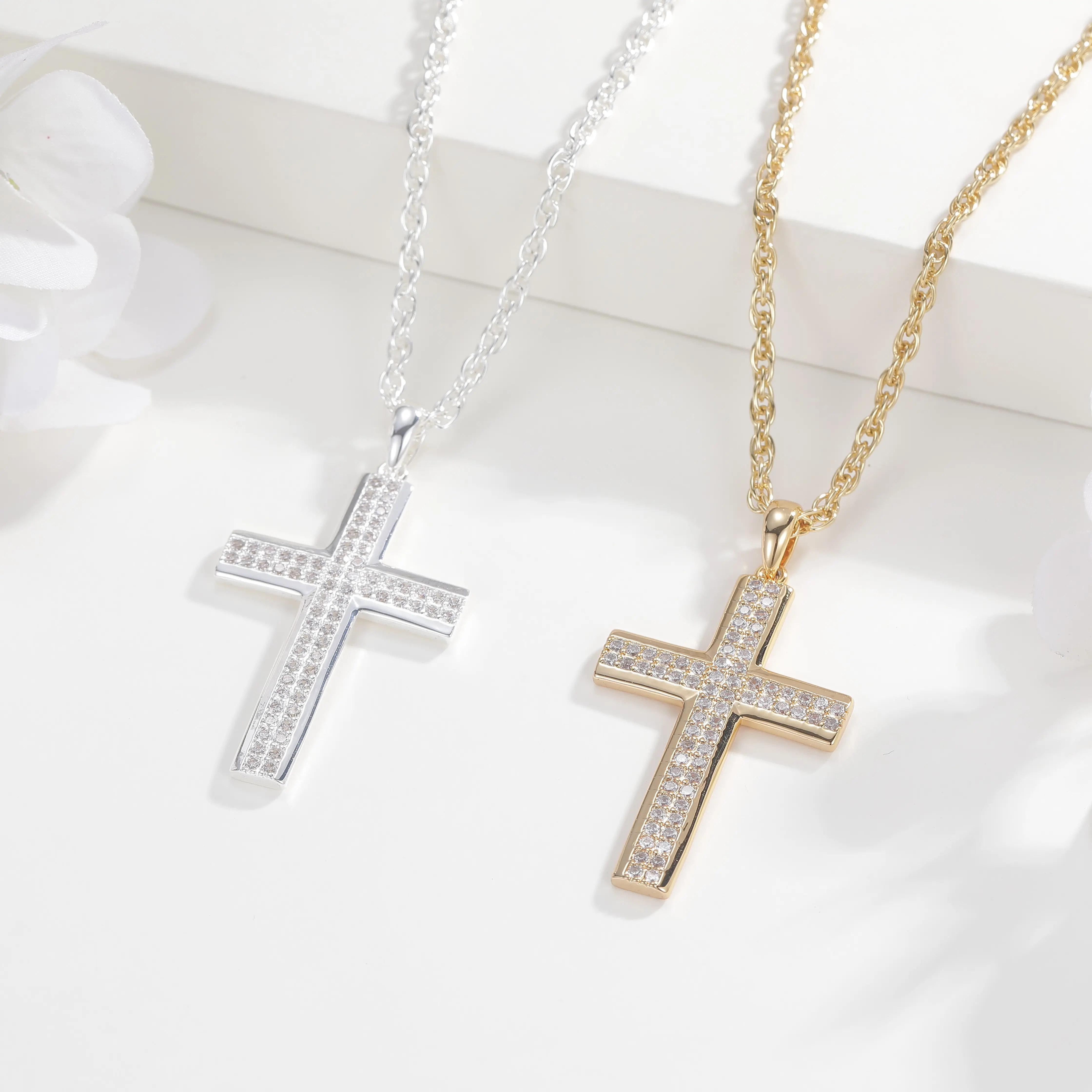 Dainty Cross Necklace Twisted Chain Fashion Hip Hop Cross Pendant Necklace with Rhinestones Decorated, Silver/Golden Copper Fashion Matching Jewelry Gift for Women Men